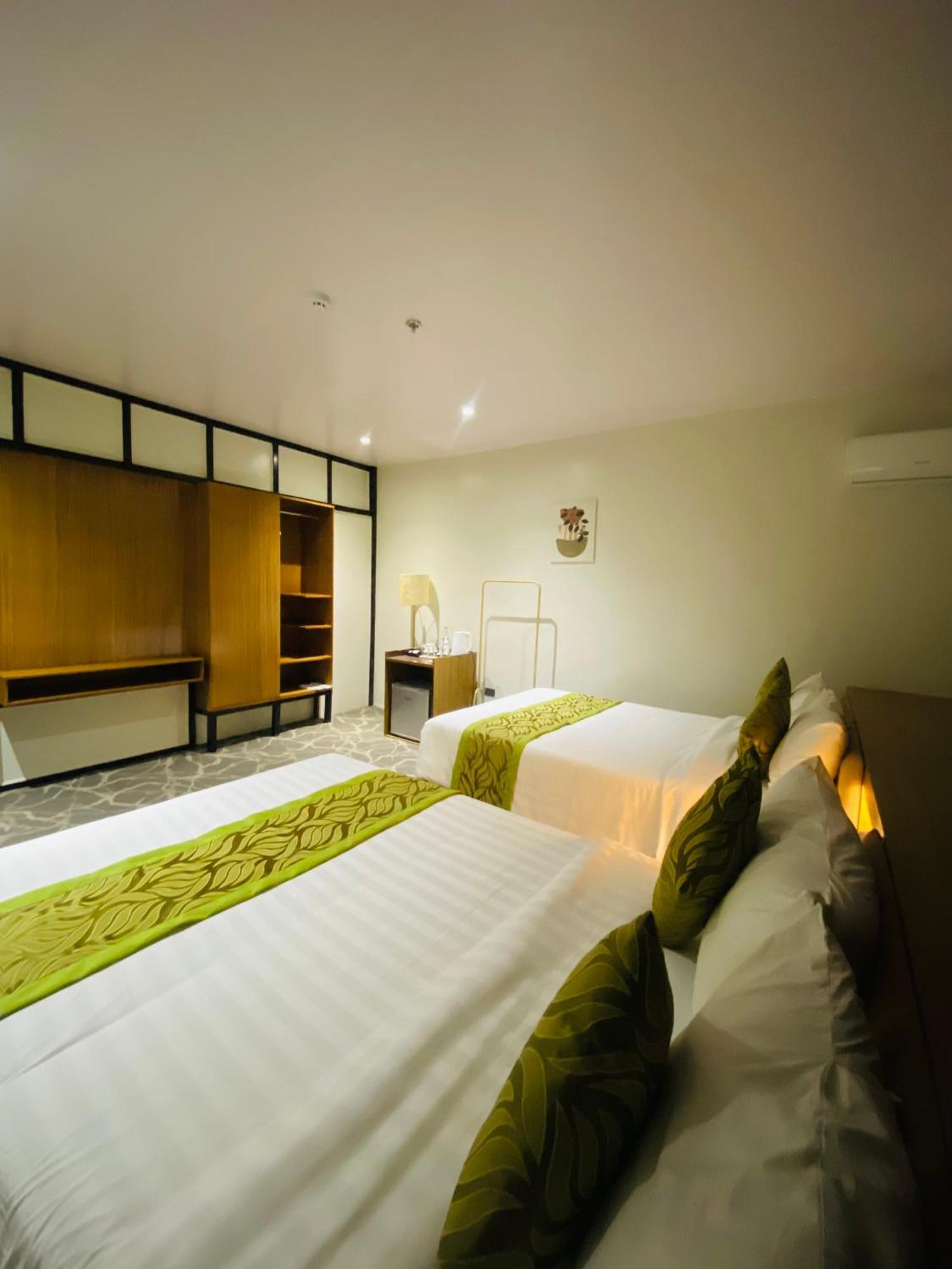 Maxi Hotel And Event Center Tagbilaran City Exterior photo